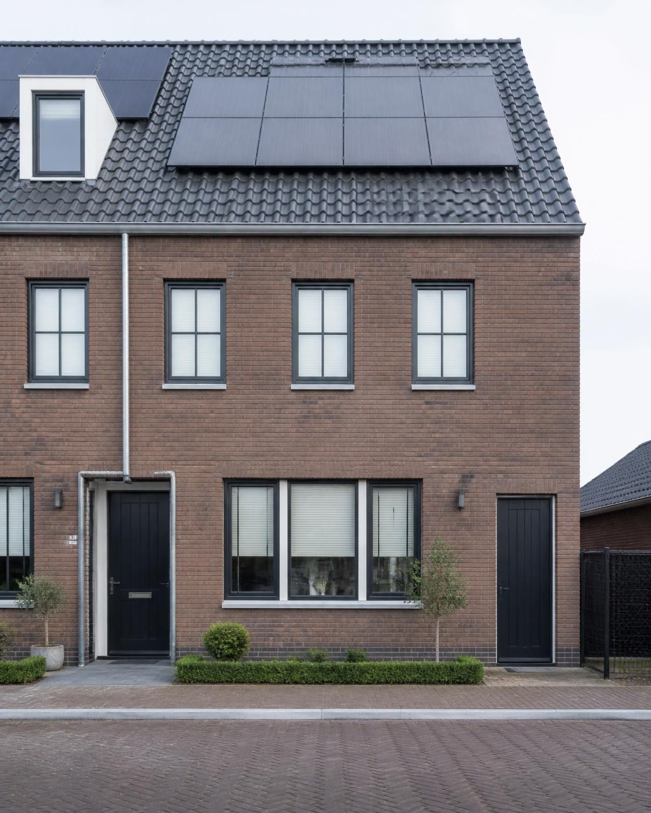 Woning met gereinigde gevel en zonnepanelen